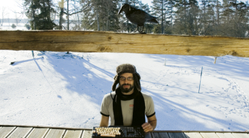 Voldemārs Dūdums izdomāja, ka putni varētu tvītot, tāpēc pievilināja ar speķa klaviatūru. Pat mīnus 20 grādos Sārnatē tā strādājusi lieliski. Foto no personīgā arhīva