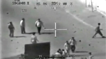 2007.gada 12.jūlijs. Plkst.10.18. Ziņu aģentūras Reuters fotogrāfs Namīrs Nūrs el Dīns (22) un viņa šoferis Saīds Čmā (40) ieradušies Bagdādes rajonā, kur torīt amerikāņi apšaudīja nemiernieku pozīcijas. Ap viņiem savācas daži ziņkārīgie