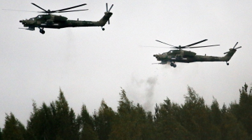 Krievijas armijas helikopteri mācībās pie Sanktpēterburgas. Foto: ITAR-TASS/LETA