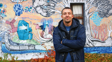 Būdiņas apgleznošana prasīja 122 stundas. Kalnciemniekiem patīk. Katru dienu kāds pie tās uztaisa pašbildi. Sociālās aprūpes mājas ļaudis nāk pētīt zīmējumus. Rihards pat redzējis sievieti aprunājamies ar viņa grafiti kaķi.
Foto no privātā arhīva
