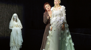 Aina no operas Turaidas Roze: Lūzma — Ilona Bagele, Maija — Laura Teivāne.
Foto — Agnese Zeltiņa