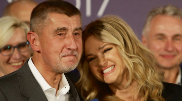 Čehijas parlamenta vēlēšanās visvairāk balsu (29,7%) ieguva miljardiera Andreja Babiša centriski populistiskā partija Neapmierināto pilsoņu akcija. Babišam oktobra sākumā izvirzīja apsūdzību par ES fondu izkrāpšanu, un viņš jau agrāk ir apvainots sadarbībā ar komunistu laika slepenpoliciju.
Attēlā: Babišš (63) ar sievu Moniku.
Foto — AFP/LETA