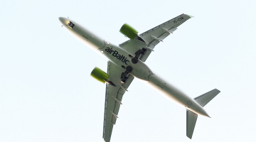 Latvijas lidsabiedrības "airBaltic" lidmašīna nolaižas starptautiskajā lidostā "Rīga". Foto: Ieva Čīka, LETA