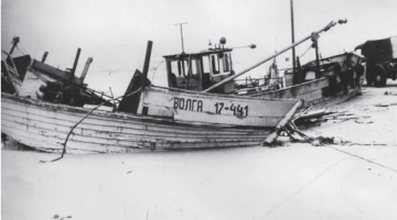 Jūrmalciema zvejnieku kolhoza “Sarkanā blāzma” zvejas laivu postījumi 1967.gada 17.-18.oktoba vētrā.
Foto no G.Vanagas kolekcijas
