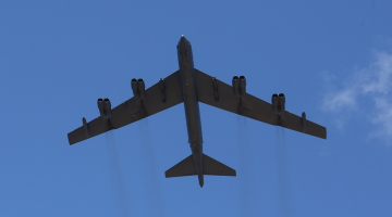 ASV bumbvedējs B52 starptautisko militāro mācību "Saber Strike 2016" laikā virs Ādažu poligona. Foto: LETA