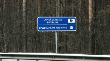Ceļazīme "Latvijā darbojas fotoradari" Jūrmalas šosejas malā. Foto: Ieva Čīka, LETA