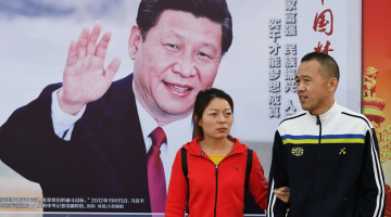 Sji Dziņpina attēls Ķīnas pilsētu ielās noraugās uz katru garāmgājēju. Foto: AFP/LETA