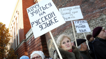 Pie Izglītības un zinātnes ministrijas notiek protesti pret mācībām valsts valodā. Foto: Edijs Pālens, LETA