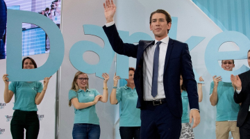 Pašreizējais Austrijas ārlietu ministrs Sebastians Kurcs pateicas vēlētājem par atbalstu parlamenta vēlēšanās. Foto: AFP/LETA