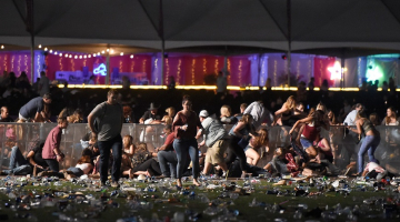Cilvēki kantrīmūzikas festivālā panikā bēg no šaušanas. Foto: AFP/LETA