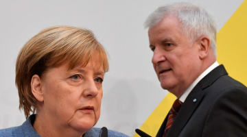 Vācijas kanclere un CDU līdere Angela Merkele (no kreisās) un Bavārijas CSU līderis Horsts Zēhofers kopīgā preses konferencē. Foto: AFP/LETA