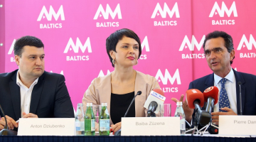 "Viasat" vadītājs Baltijā Antons Dzjubenko (no kreisās), "All Media Baltics" vadītāja Latvijā Baiba Zuzēna un "All Media Baltics" valdes priekšsēdētājs Pjērs Danons piedalās "Providence Equity Partners" preses konferencē. Foto: Edijs Pālens, LETA