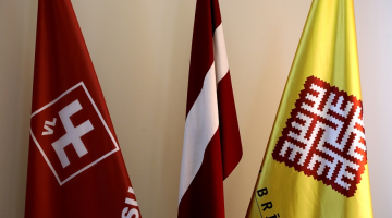Karogi Nacionālās apvienības birojā. Foto: Evija Trifanova, LETA