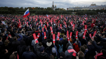 Protestētāji pret Vladimiru Putinu un opozicionāra Alekseja Navļnija atbalstītāji pulcējas gājienam Sanktpēterburgā. Foto: Reuters/LETA