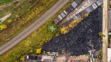Riepas, kas uzkrājušās uzņēmuma Riepu bloki noliktavā Čiekurkalnā. Valsts vides dienests tagad par to piespriedis 12,9 miljonu eiro sodu. Foto — Edmunds Brencis, Picture Agency