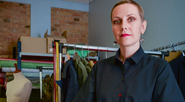 Indra Komarova pati uzņēmumā konstruē pirmmodeļus, kas tiek šūti viņas nelielajā studijā Pārdaugavā.
Foto — Alise Šulca, Picture Agency