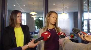 Latvijas Radio jaunās valdes priekšsēde Una Klapkalne (pa labi) un valdes locekle Mārīte Tukiša pēc apstiprināšanas NEPLP.