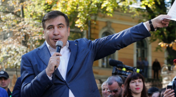 Mihails Saakašvili 19.septembrī uzrunā žurnālistus Kijevā pie prezidenta pils. Foto: EPA/LETA