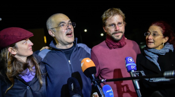 Atbrīvotie cilvēktiesību aktīvisti Vācijas pilsonis Pēters Šteitners (2. no labās) un Zviedrijas pilsonis Ali Garavi. Foto: AFP/LETA