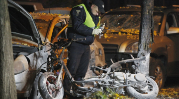 Ukrainas policists pēta sprādziena, kurā tika ievainots deputāts Igors Mosejčuks un nogalināts viņa miesassargs, vietu Kijevā. Foto: EPA/LETA
