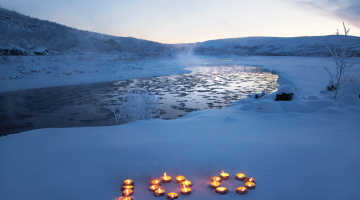 Lapzemes ziemas tumsā mākslinieki izgaismos lielo Sānas fjeldu.
Foto — Katri Lehtola