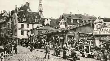 Vācu karavīri un Rīgas iedzīvotāji krāmu tirgū vecpilsētā. 1917. gada rudens.
Foto no Latvijas Kara muzeja krājuma