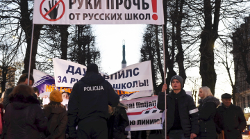 Protesta dalībnieki dodas gājienā no Izglītības un zinātnes ministrijas līdz valdības ēkai, lai iebilstu pret izglītību tikai latviešu valodā. Foto: Ieva Leiniša, LETA