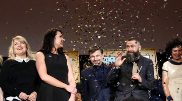 Filmas ''Melānijas hronika'' radošā komanda festivāla "Lielais Kristaps" balvu pasniegšanā. Foto: Sintija Zandersone, LETA