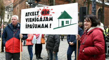 Pie Saeimas ēkas šā gada sākumā notika pikets par nekustamā īpašuma nodokļa atcelšanu vienīgajam mājoklim Latvijā. Foto: Zane Bitere, LETA