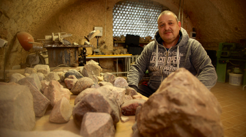 «Katrā pagastā kāds darbojas ar mālu vai cep maizi, un pērļo. Es ne. Es meklēju pusdārgakmeņus un taisu no tiem rotaslietas,» Ainis stāsta par paša atrastajiem minerāliem Gulbenes pusē.
Foto — Gatis Bogdanovs
