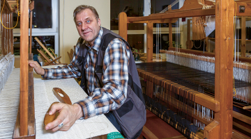 «Nav jau nav tā, ka vīrieši neauž un es būtu vienīgais,» Māris sakās zinām vismaz trīs. Ik pa laikam uzrodas kāds kungs, kurš vēlas mācīties aust. Nesen uz Rīdzi atnācis puisis, lai pats uzaustu sev arheoloģisku viduslaiku tērpu. Vilnas auduma kājauti jau gatavi, vēl vajag noaust vamzi.
Foto — Ģirts Ozoliņš, Picture Agency