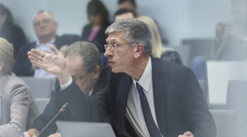 Andrejs Judins parlamentārās izmeklēšanas komisijā uzdod konkrētus jautājumus Šleseram. Foto: Ģirts Ozoliņš, Picture Agency