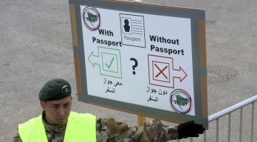 Austrijas armijas karavīrs regulē migrantu plūsmu uz robežas. Foto: AP/LETA
