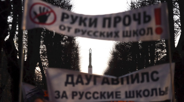Protesta dalībnieki pret izglītību valsts valodā 16. novembrī gājienā no Izglītības un zinātnes ministrijas līdz valdības ēkai. Foto: Ieva Leiniša, LETA