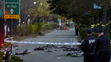 Terorista automašīnas satriektie velosipēdi pēc uzbrukuma Ņujorkas Manhetenā. Foto: AP/LETA