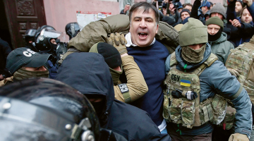 Ukrainas drošības dienesta virsnieki 5. decembrī arestē Mihailu Saakašvili, taču opocizionāra atbalstītājiem izdevās viņu atbrīvot. Drošībnieku reids bija veiksmīgs dažas dienas vēlāk. Foto — EPA/LETA