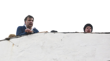 Ukrainas policija otrdien mēģināja aizturēt bijušo Gruzijas prezidentu Mihailu Saakašvili, kurš Kijevā sācis protestu kampaņu pret korupciju. Taču tas neizdevās, jo policijai šķēršļus lika Saakašvili atbalstītāji, bet pats politiķis draudēja nolēkt no astoņstāvu mājas jumta. Pēc policijas atkāpšanās Saakašvili aicināja kijeviešus pulcēties pie parlamenta, lai sāktu mierīgu atbrīvošanās procesu no prezidenta Petro Porošenko un «viņa bandas». Pašu Saakašvili Ukrainas Drošības dienests apsūdz par palīdzību noziedzīgas organizācijas dalībniekiem.
Foto — Reuters/LETA