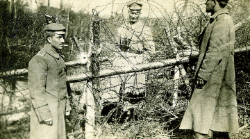 Vācu kareivis, virsnieks un krievu armijas kareivis brāļošanās laikā Rīgas frontes sektorā 1917. gadā. 
Foto no Latvijas Kara muzeja krājuma