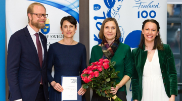 Pētera Grestes vārda brīvības balvu saņem "Ir" žurnāliste Indra Sprance un galvenā redaktore Nellija Ločmele. Balvu pasniedz Somijas vēstnieks Latvijā Olli Kantanens un Rīgas Ekonomikas augstskolas Mediju studiju centra direktore Sabīne Sīle-Eglīte.
Foto: Alfreds Ulmanis