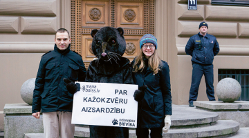 Aivars Andersons 2014. gada decembrī, iesniedzot kažokzvēru aizsardzības iniciatīvu portālā Manabalss.lv. Foto — Alfrēds Ulmanis, Rvīns Varde, Oto Ozols un no privātā arhīva
