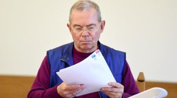 Aivars Lembergs pirms tiesas sēdes Rīgas apgabaltiesā. Foto: Paula Čurkste, LETA