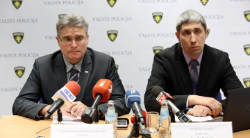 Valsts policijas Galvenās Kriminālpolicijas pārvaldes priekšnieks Andrejs Grišins (no kreisās) un Valsts policijas Galvenās Kriminālpolicijas pārvaldes Organizētās noziedzības apkarošanas pārvaldes 2.nodaļas priekšnieks Sandis Radziņš piedalās preses konferencē. Foto: LERA