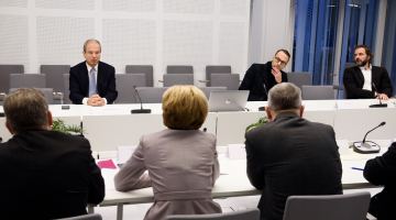 Andris Ameriks (no kreisās), Ivars Gulbis un Jānis Maršāns atbild uz jautājumiem Saeimas parlamentārās izmeklēšanas komisijā 11. decembrī. Foto: Edmunds Brencis, Picture Agency