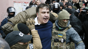 Mihailu Saakašvili aiztur pie viņa mājas. Foto: Reuters/LETA