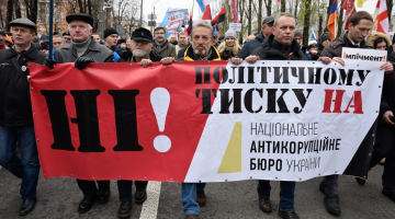 3.decembrī Kijevā notika bijušā Gruzijas prezidenta Mihaila Saakašvili atbalstītāju organizēts "Impīcmenta maršs", kurā iedzīvotāji protestēja pret varas korupciju un aicināja atkāpties prezidentu Petro Porošenko. Foto: Sputnik/LETA