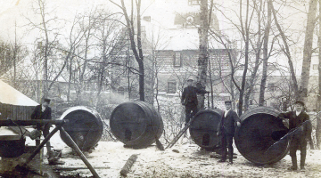 Lielstraupes barona fon Rozena alus brūža strādnieki pie alus brūža.
Foto no Latvijas Kara muzeja krājuma
