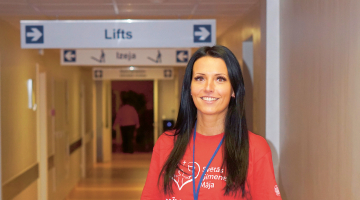Ramona dažādiem labdarības projektiem pievienojas jau vismaz piecus gadus. Palīdz atkarībās nonākušajiem Bruknas muižā, iesaistās vasaras nometņu rīkošanā bērniem. Viņa uzsver, ka ne dramatiski pārdzīvojumi pašas dzīvē uz to pamudinājuši — viņai vienkārši sagādā prieku citiem palīdzēt.
Foto no Rīgas Austrumu klīniskās universitātes slimnīcas fotoarhīva