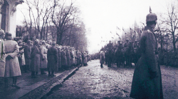 Vācu karavīri pie Rīgas pareizticīgo katedrāles parādes laikā 1918. gadā.
Foto no Latvijas Kara muzeja krājuma