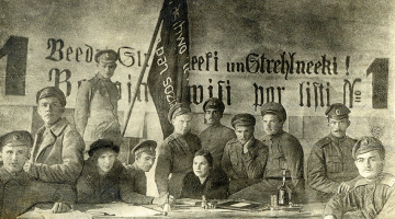 Valmieras apriņķa Strādnieku, kareivju un bezzemnieku padomes Izpildu komiteja. 1917. gada beigas.
Foto no Latvijas Kara muzeja krājuma