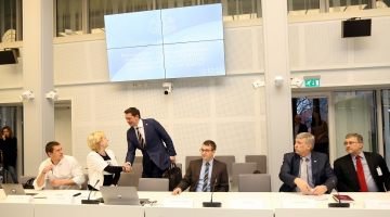 Oligarhu lietas Saeimas parlamentārās izmeklēšanas komisijā deputāts Artuss Kaimiņš sarokojas ar bijušo KNAB darbinieci Jutu Strīķi un Juris Jurašu. Pa labi - Jaroslavs Streļčenoks, Ēriks Kalnmeiers un Juris Leitietis. Foto: Edijs Pālens, LETA